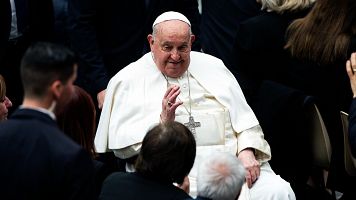 El papa Francisco llega a una audiencia en el Vaticano