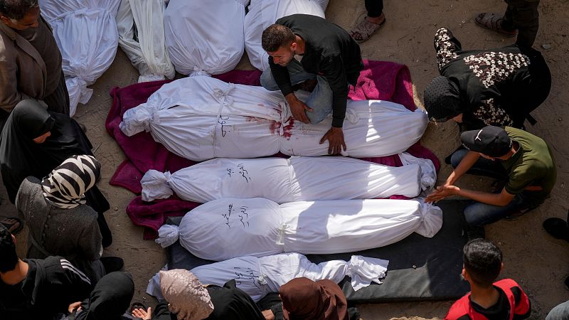Familiares reunidos alrededor de los cuerpos de palestinos muertos tras un ataque areo del ejrcito israel en la ciudad de Gaza