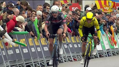 Matthew Brennan, primer lder de la Volta a Catalunya 2025 tras su agnica victoria en Sant Feliu de Guxols