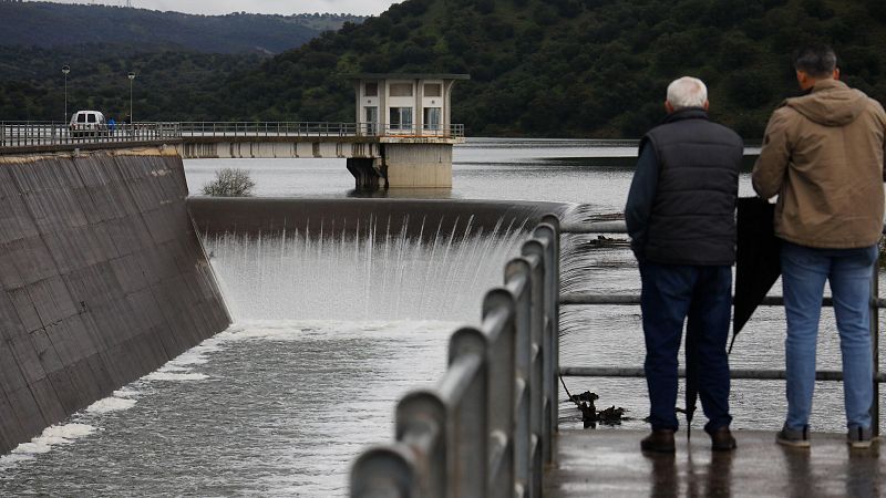El embalse San Rafael de Navallana, en Crdoba, desembalsa al haber superado el 100% de su capacidad