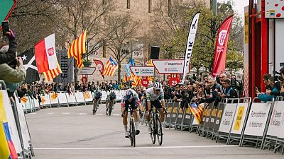 Roglic se toma la revancha ante Ayuso en Montserrat y le arrebata el liderato de la Volta