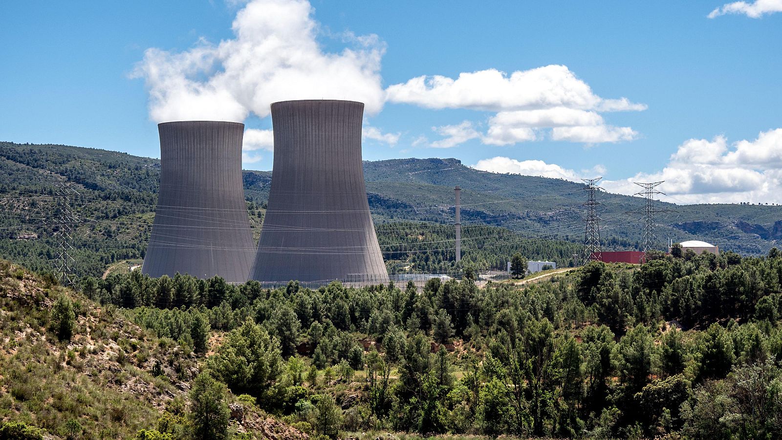 Apagar las nucleares subirá el precio de la luz, según Iberdrola - Telediario 1 | Ver