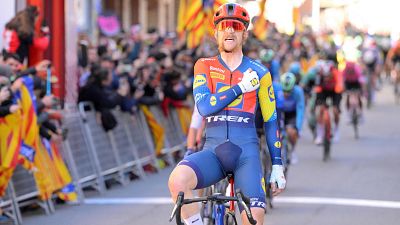 Quinn Simmons vence la etapa reina de la Volta deslucida por el viento y Ayuso se mantiene como lder