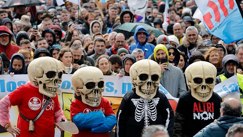Miles de personas marchan en A Pobra contra la planta de Altri: "Puede tener licencia administrativa pero no social"