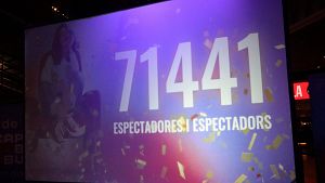 La xifra final d'espectadors de la segona edici de 'Cap butaca buida' projectada en una pantalla | Eli Don
