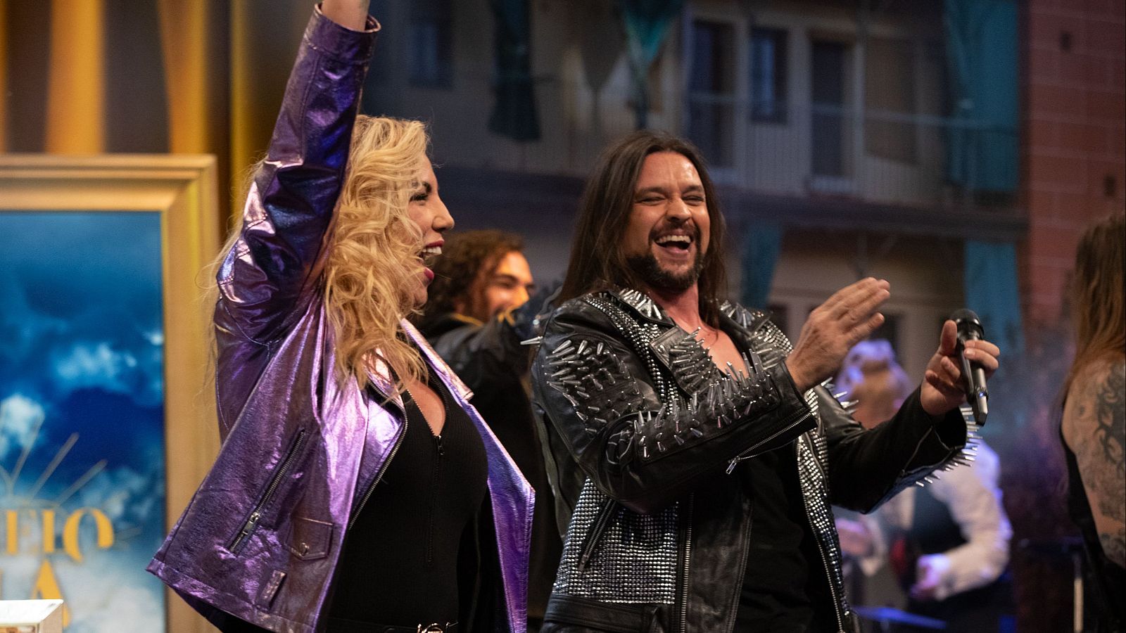 Mägo de Oz versiona "Duro de pelar" junto a Rebeca - Al cielo con ella | Ver