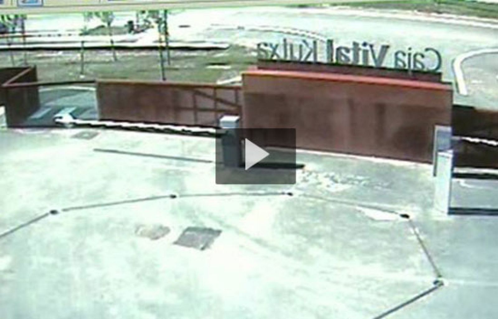 Imágenes exclusivas de TVE del atentado en la Caja Vital de Vitoria | Ver