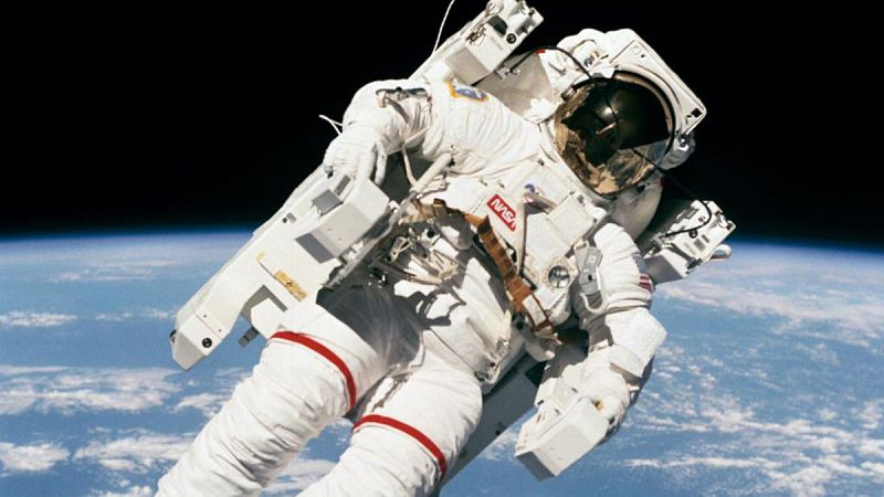Muere Bruce McCandless, el primer astronauta en flotar sin atadura en el espacio