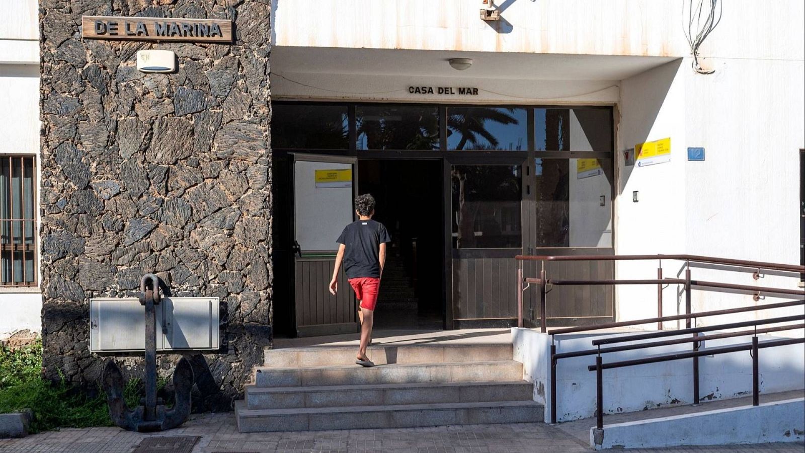 El Supremo da diez días Estado para que se haga cargo de unos mil menores solicitantes - Telediario 2 | Ver