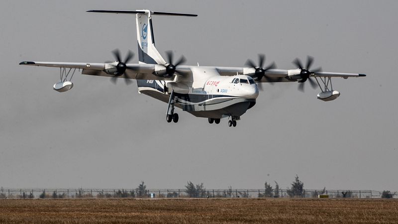El colosal avión anfibio chino realiza su vuelo inaugural