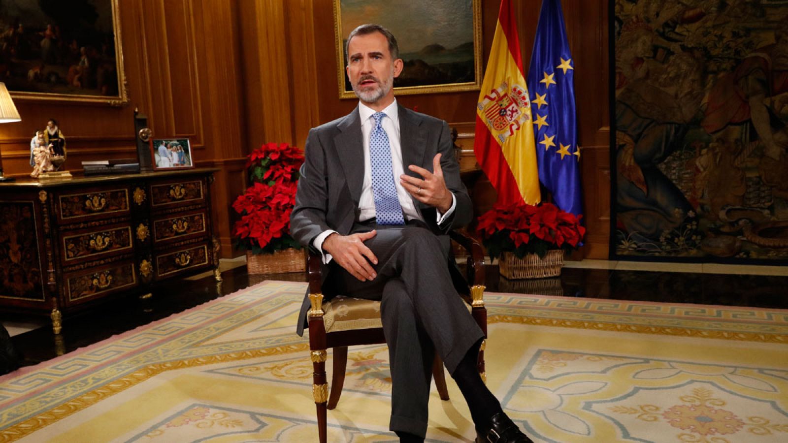 El mensaje navideño del rey, fuera de su despacho y con una única fotografía familiar