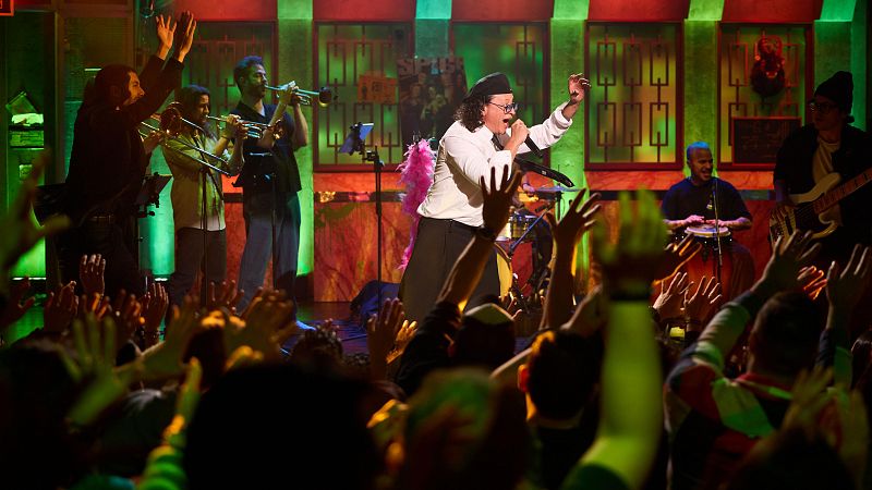 ¡Momentazo histórico! Elvis Crespo pone patas arriba La Revuelta cantando "Suavemente"