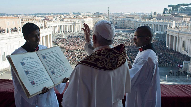 El papa recuerda en la misa del Gallo a los refugiados que huyen "de los Herodes de turno"