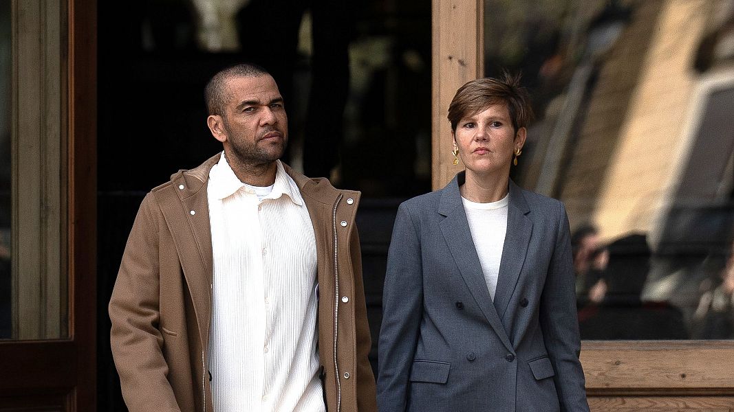 Dani Alves i la seva advocada, Ins Guardiola, sortint de l'Audincia de Barcelona | EFE