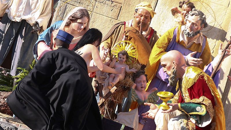 Una activista de Femen intenta llevarse la figura del Niño Jesús del belén del Vaticano