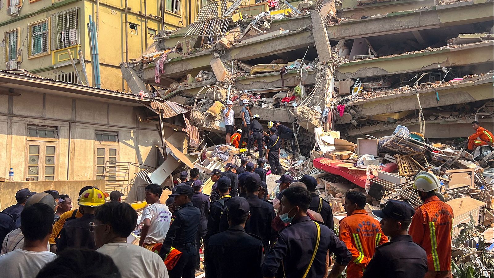 Piden una tregua a la guerra en Birmania para rescatar supervivientes | Ver