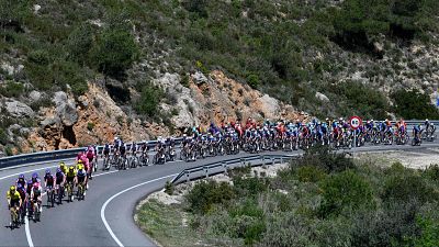 La Volta suspende el final de su etapa reina en Queralt por las fuertes rachas de viento
