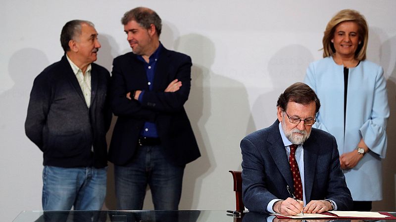 Rajoy firma subir el salario mínimo con la condición de que el PIB crezca más del 2,5% y se creen 450.000 empleos
