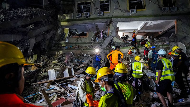 Rescatistas internacionales buscan supervivientes en Birmania tras el terremoto con más de 2.000 muertos