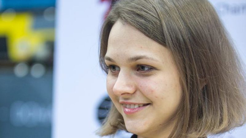 La doble campeona del mundo de ajedrez renuncia a sus títulos por no competir en Arabia Saudí