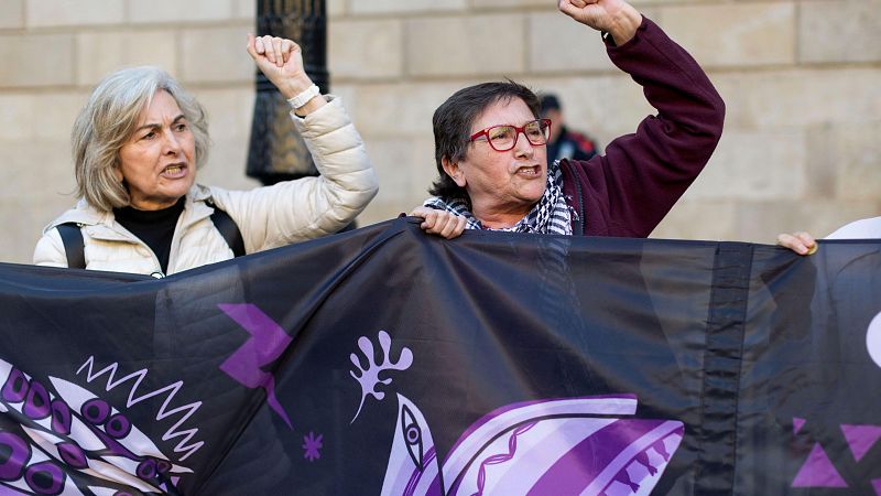 Alrededor de un centenar de personas protestan contra la absolución de Alves en Barcelona: "¡Compañera, yo sí te creo!"