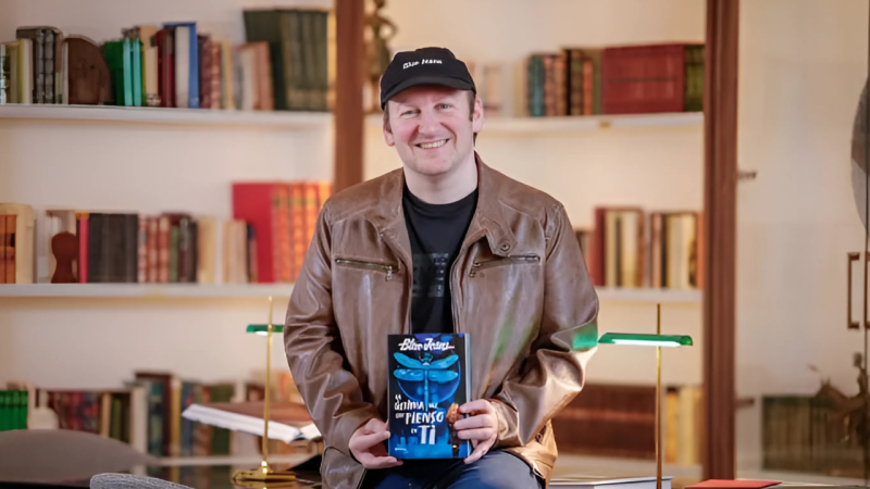 Blue Jeans expone al mundo editorial en su nueva novela: "Hay envidias, enfados, intereses y tiburones"
