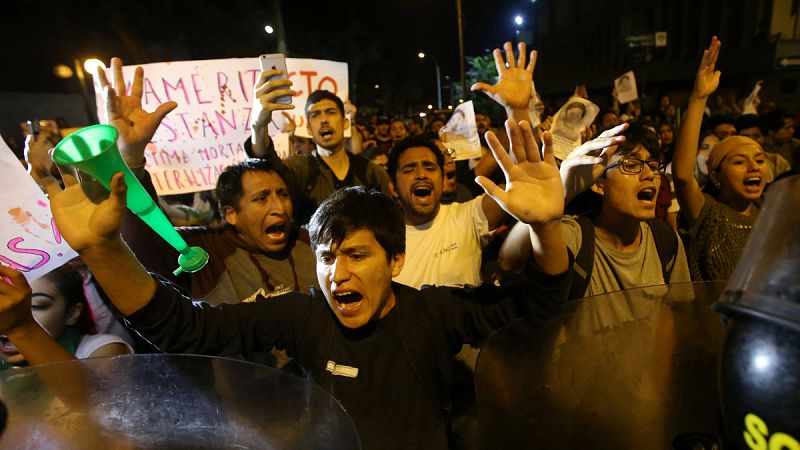 El indulto a Fujimori provoca las primeras dimisiones en Perú mientras se avivan las protestas