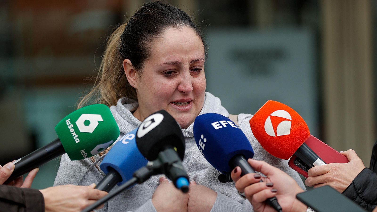 Una vecina de Sedaví arrastrada por la corriente el día de la dana: "No llegué a tocar el suelo, el agua me succionó debajo del coche" - Modo Digital | Ver