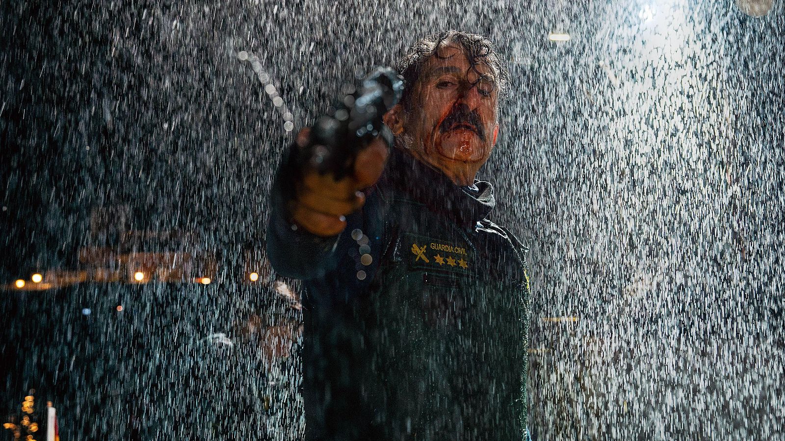 Es la historia de tres viejos amigos: un narco, un guardia civil y un depositario judicial, que tendrán que poner a prueba su amistad. El traslado rutinario de un yate incautado a un peligroso cártel se convierte en una aventura entre la vida y la muerte.