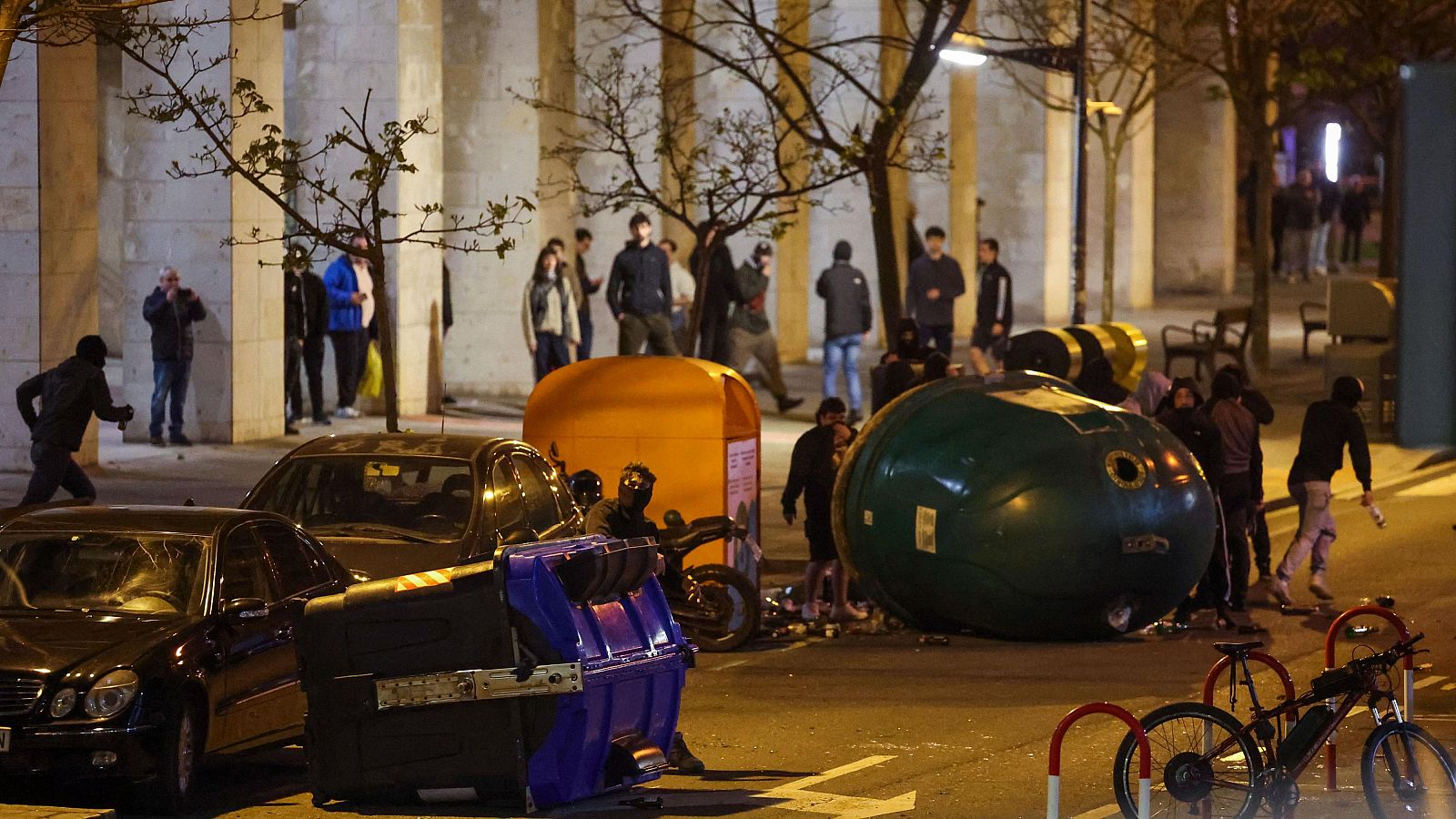 Tensión y altercados por el desalojo de un edificio okupado en Bilbao | Ver