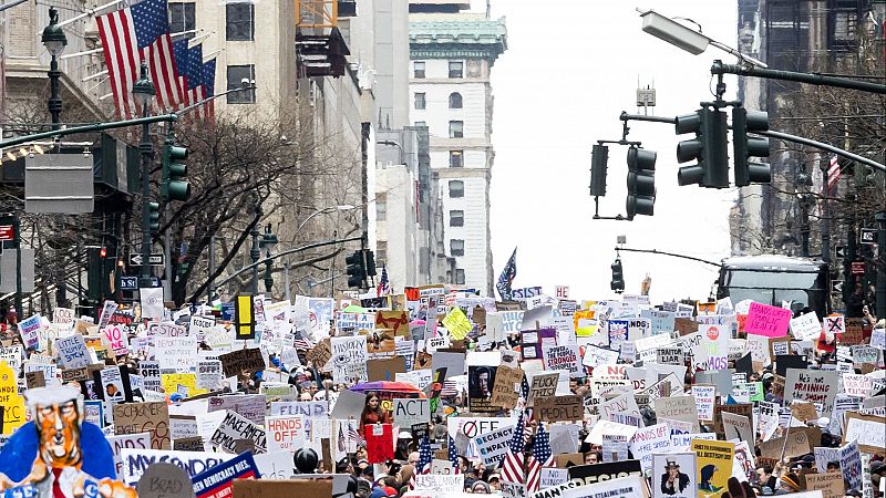 Más de mil manifestaciones contra las políticas de Donald Trump llenan las calles de Estados Unidos