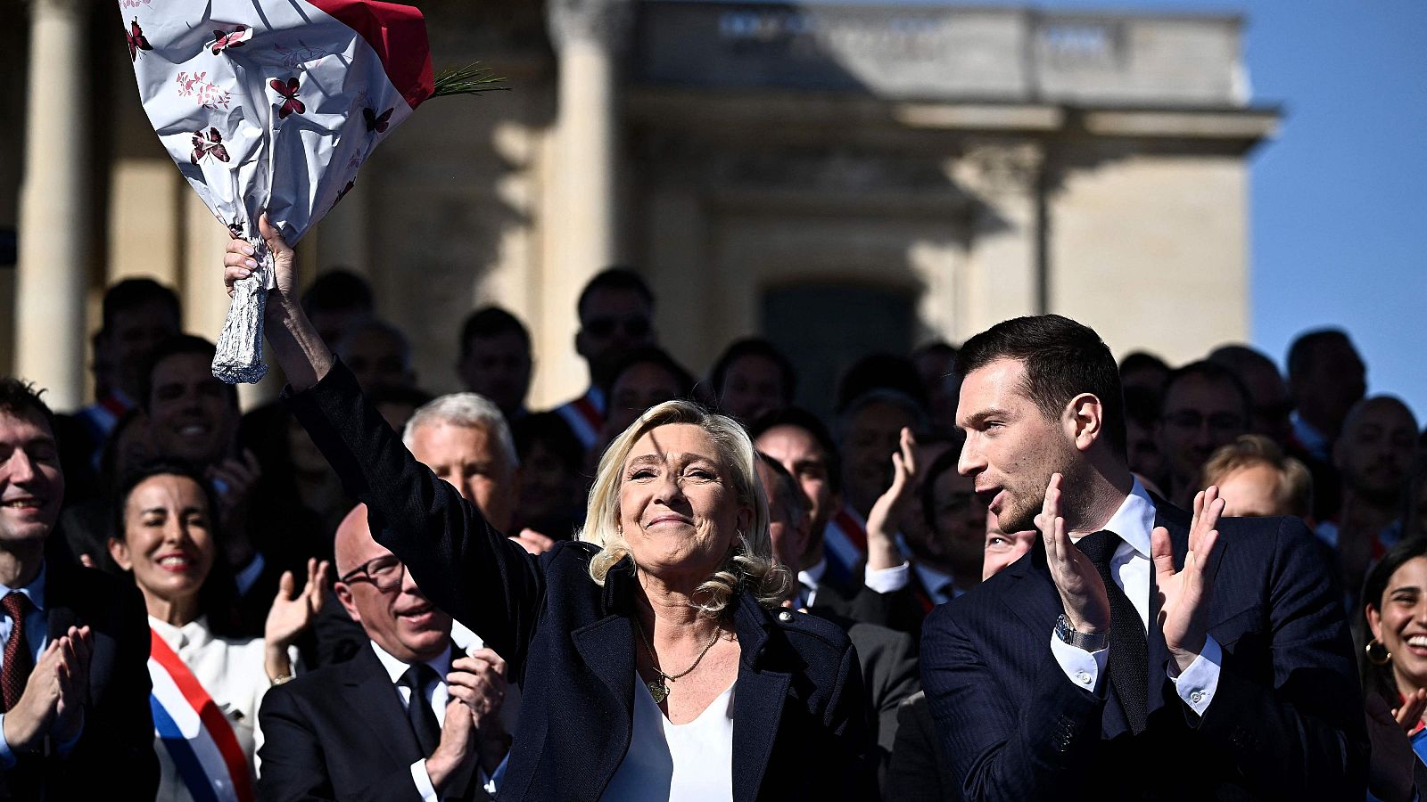 Le Pen asegura que no va a "bajar los brazos" ante su inhabilitación | Ver