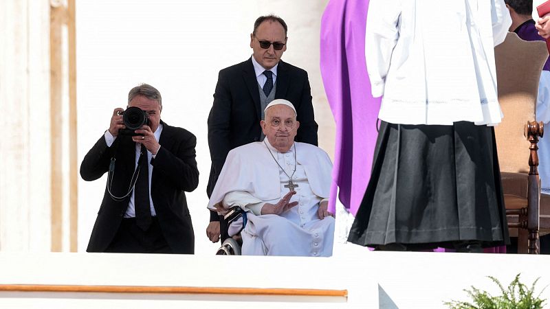 El papa Francisco reaparece en la plaza San Pedro dos semanas después de recibir el alta hospitalaria