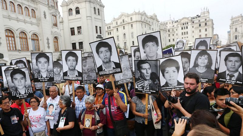 Miles de peruanos entonan "el indulto es un insulto" para protestar por el perdón a Fujimori
