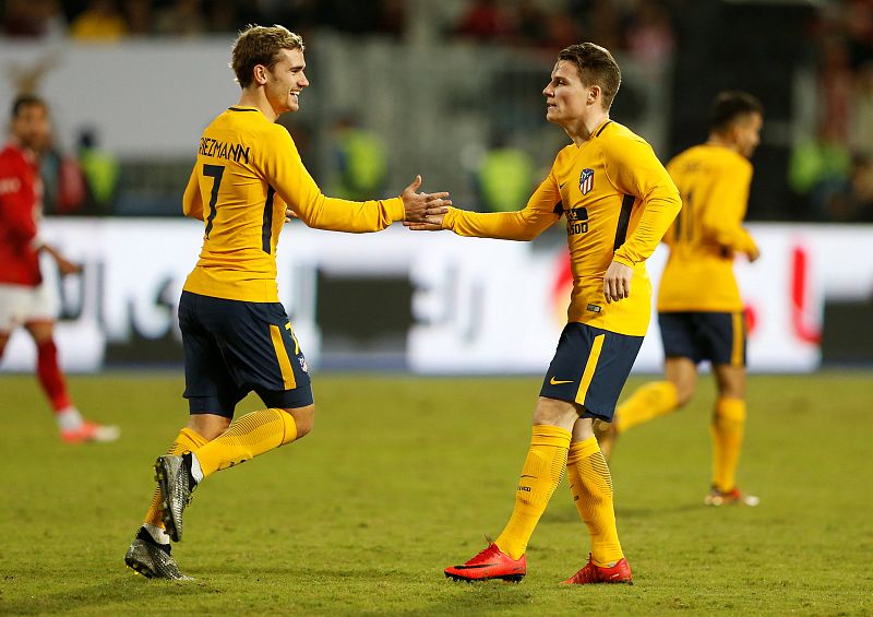 Un triplete de Gameiro permite al Atlético remontar ante el Al Ahly