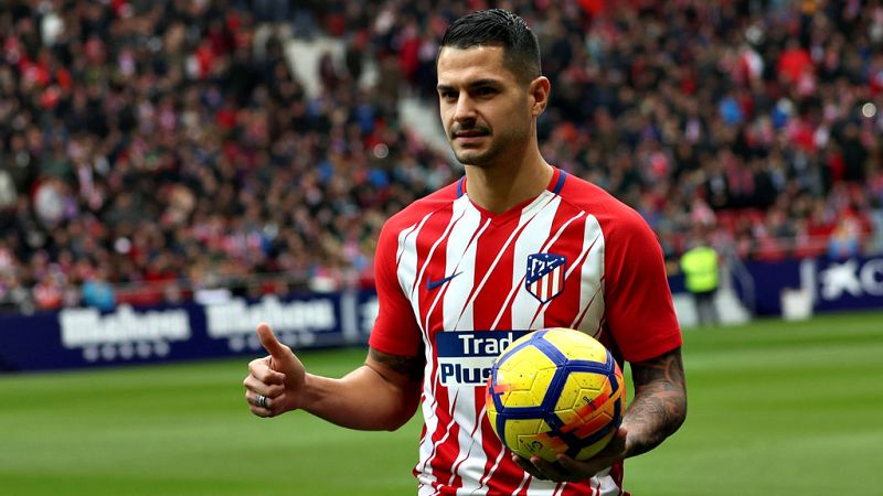 Diego Costa luce el dorsal 18 y Vitolo el 23 ante 25.000 aficionados atléticos