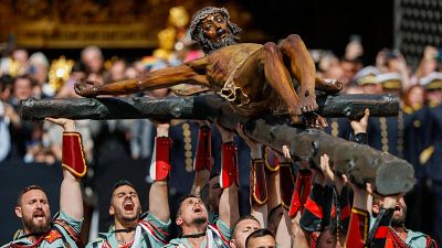 Relevo del estandarte y procesin del Cristo de la Buena Muerte, en la plaza de Fray Alonso de Santo Toms en Mlaga