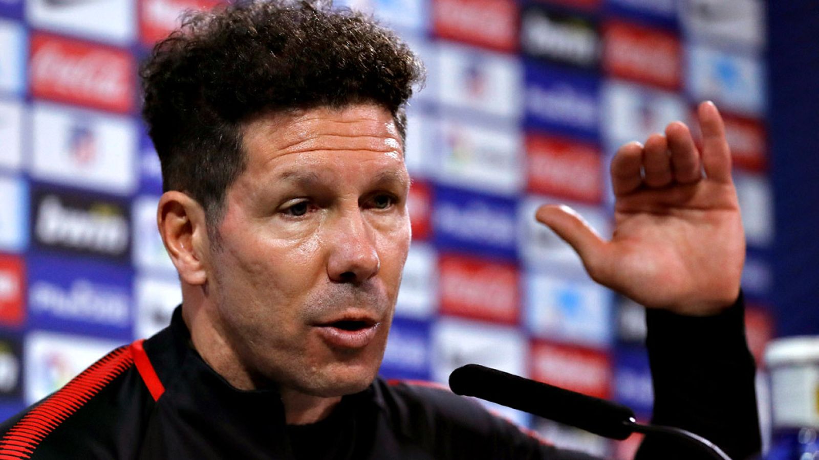 El entrenador del Atlético de Madrid, el argentino Diego Pablo Simeone, confirmó hoy en rueda de prensa que sus dos nuevos fichajes, el hispanobrasileño Diego Costa y el canario Víctor Machín 'Vitolo' están "habilitados" para jugar e irán convocados