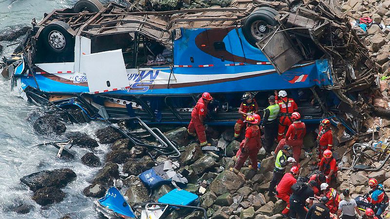 Mueren al menos 48 personas tras despeñarse un autobús por un acantilado en Perú