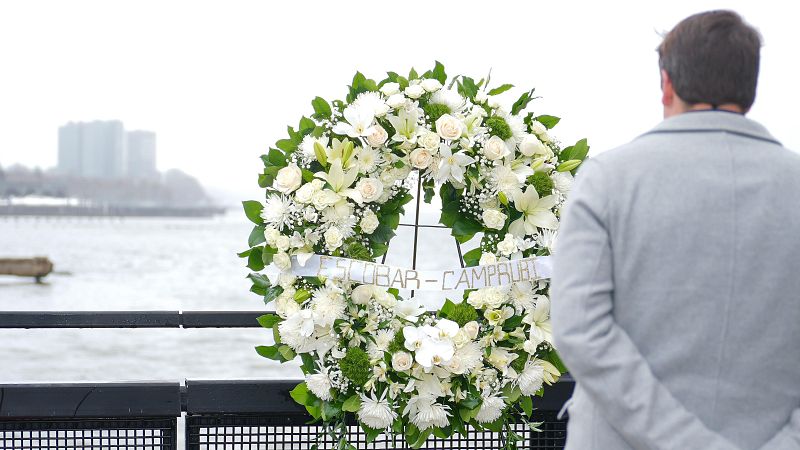 La familia de los españoles fallecidos en el accidente aéreo en Nueva York les homenajea mientras sigue la investigación