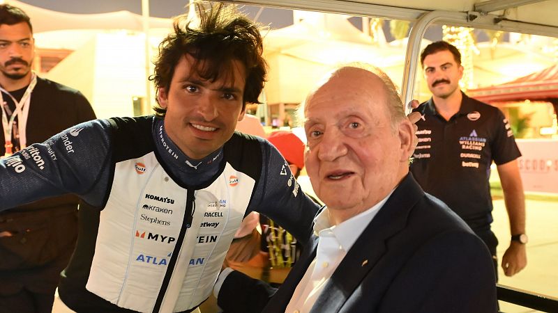 El rey emérito visita al piloto Carlos Sainz en el Gran Premio de Baréin