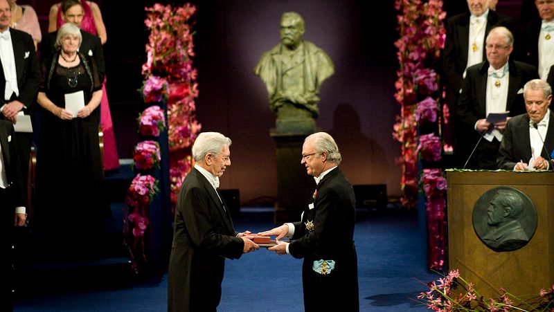 La vida en imágenes de Vargas Llosa, el "escribidor" peruano