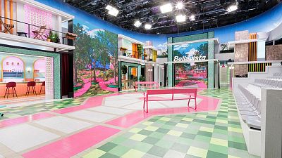 Por fin se desvela el mayor misterio de La Familia de la Tele: As es el plat... una plaza con cinco espacios!