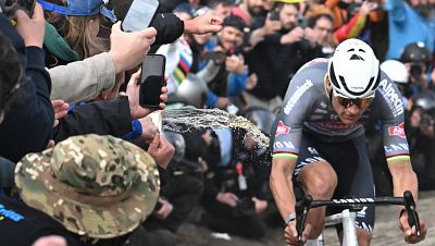 El hombre que arroj una botella a Mathieu van der Poel durante la Pars-Roubaix se entrega a la polica