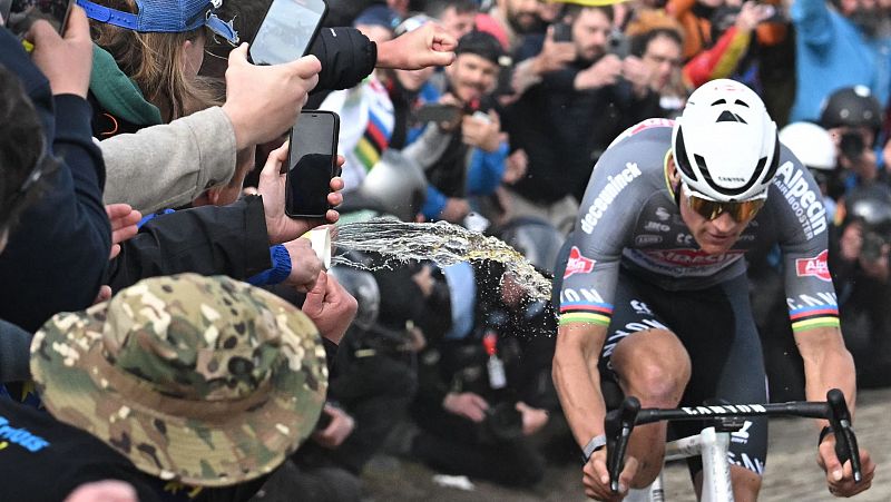 El hombre que arroj una botella a Mathieu van der  Poel durante la Pars-Roubaix se entrega a la polica