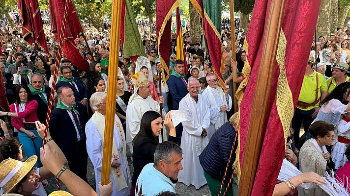 El obispo Mikel Garcianda Goi participando, en medio del pueblo, en la Romera del Valle, en Palencia.