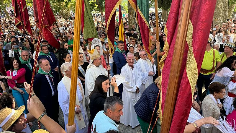 El obispo Mikel Garcianda Goi participando, en medio del pueblo, en la Romera del Valle, en Palencia.