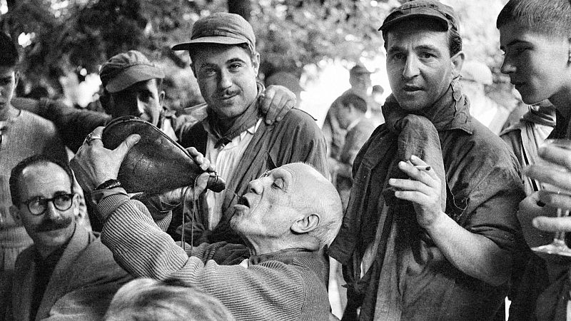 Picasso compartiendo bota de vino con la Pea La Rondalosa