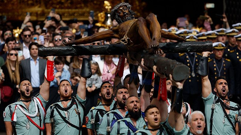 Miles de malagueos y turistas acompaan a la Legin en el traslado del Cristo de Mena en un JuevesSantosoleado