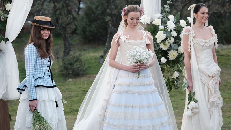Alta costura con sabor campestre: así son los vestidos de novia diseñados en 'Maestros de la Costura Celebrity'